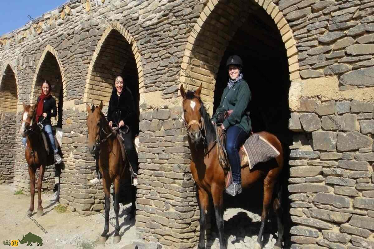 سه زن در حال سواری گرفتن از سه اسب چناران زیر یک پل