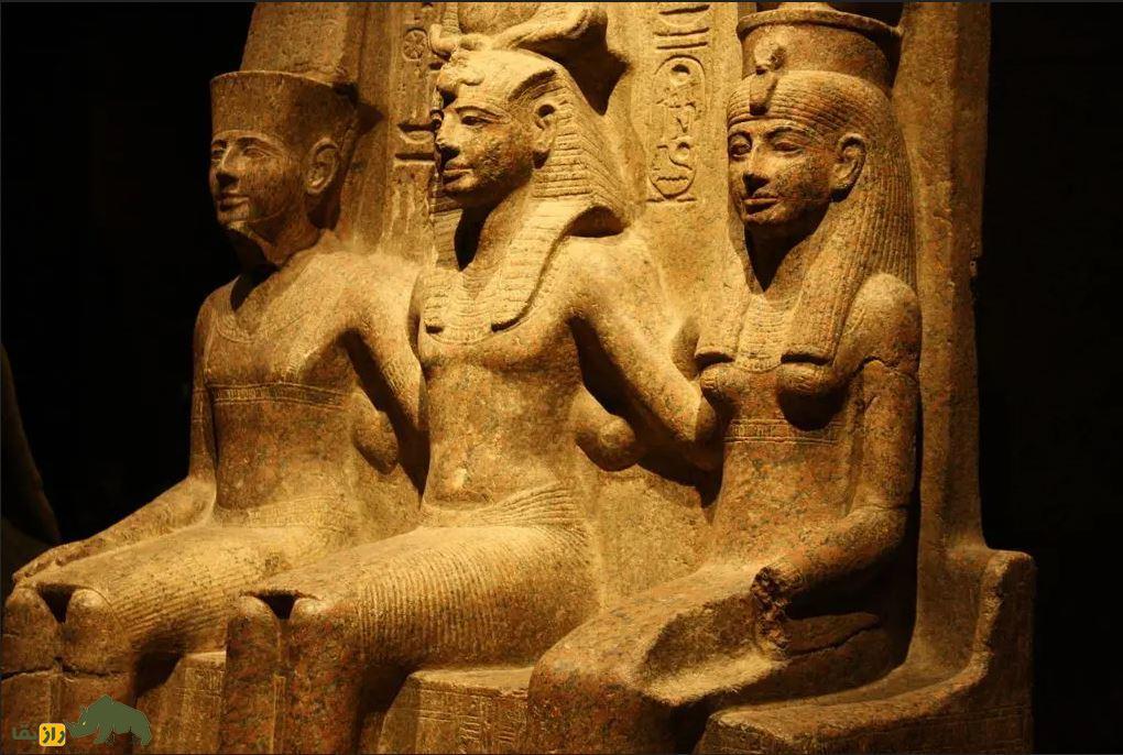 مجسمه یک مرد و دو زن در مصر باستان