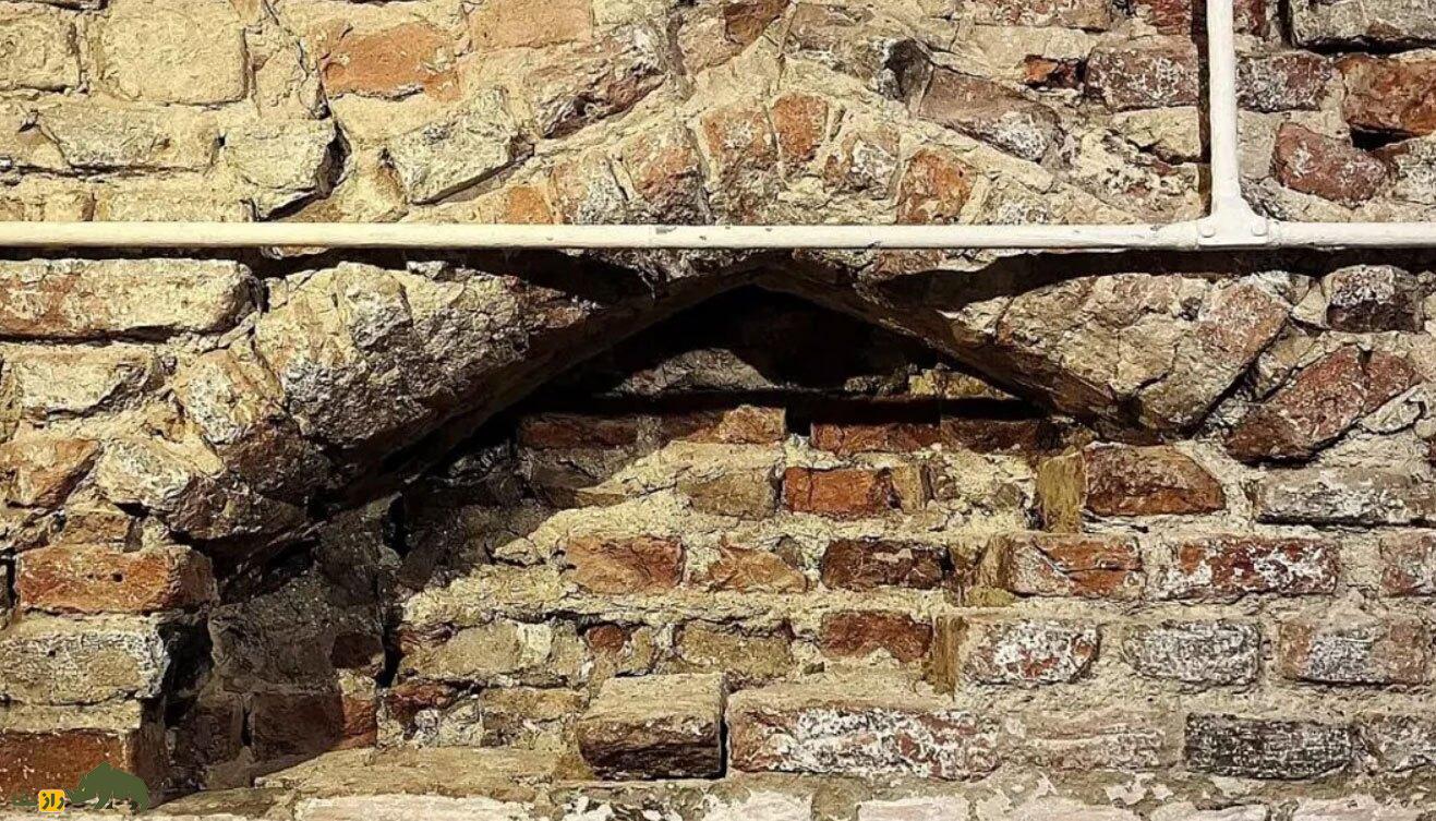 کشف راهرویی به گذشته پنهان شکسپیر در سالن تئاتر ۶۰۰ ساله بریتانیایی