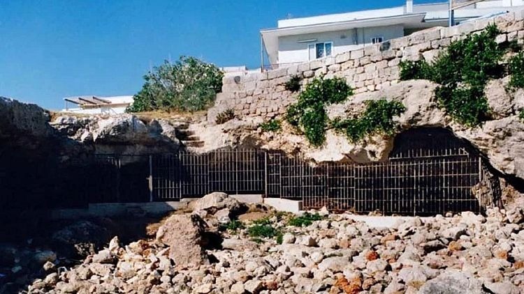 بقایای یک نوزاد ۸ ماهه ۸۲ سانتی چشم آبی با قدمت ۱۷ هزار سال در ایتالیا کشف شد