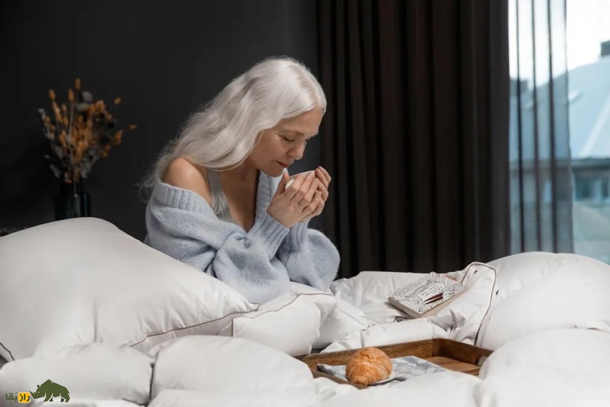 پشم عیدردان، (Eiderdown)؛ گرانترین پشم جهان که از اردک به دست میآید پیرزنی در لحاف نشسته با نوشیدنی گرم