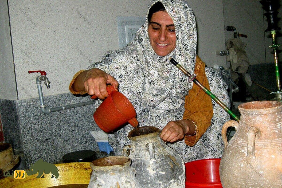 ماهی موتو یا آنچوی، ماهی عجیبی که بد بوترین غذای ایران با او ساخته میشود! زنی در حال درست کردن غذای محلی مهیاوه در جنوب ایران