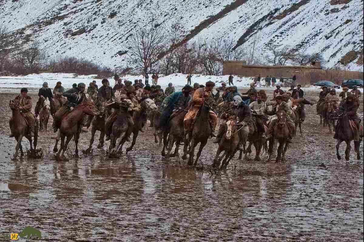 سوار کاری دسته جمعی مردم افغانستان بر روی یک زمین گلی
