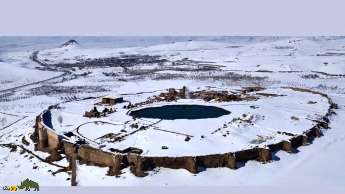 گنجهای مرموز دریاچه تخت سلیمان؛ آیا گنجها هنوز وجود دارند یا به سرقت رفتند؟ گنجهای مرموز دریاچه تخت سلیمان؛ آیا گنجها هنوز وجود دارند یا به سرقت رفتند؟