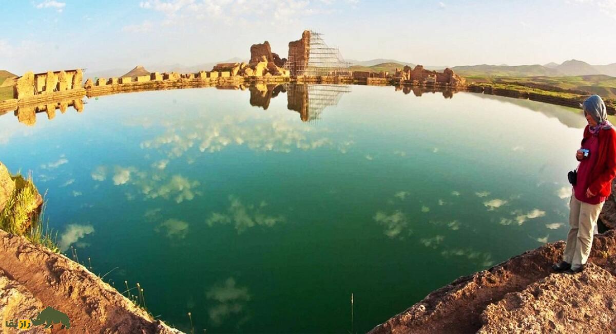 گنجهای مرموز دریاچه تخت سلیمان؛ آیا گنجها هنوز وجود دارند یا به سرقت رفتند؟ دریاچه تخت سلیمان