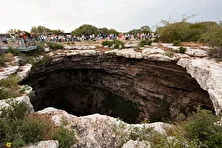 گودال شیطان؛ گودالی ترسناک شبیه یک دودکش که میلیون‌ها خفاس در آن زندگی می‌کنند و رفتن به درون آن دل شیر می‌خواهد!
