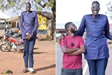 سلیمان عبدالصمد؛ بلندقدترین مرد غرب آفریقا معروف به «بزن بریم» که به بیماری غول‌پیکری مبتلاست و رشدش متوقف نمی‌شود