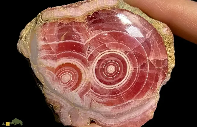 رودوکروزیت؛ سنگ معروف به «قلب شکسته» با برش‌هایی شبیه بافت گوشت که ارزش هر قیراط آن به ۱ میلیارد و ۵۰۰ میلیون تومان می‌رسد