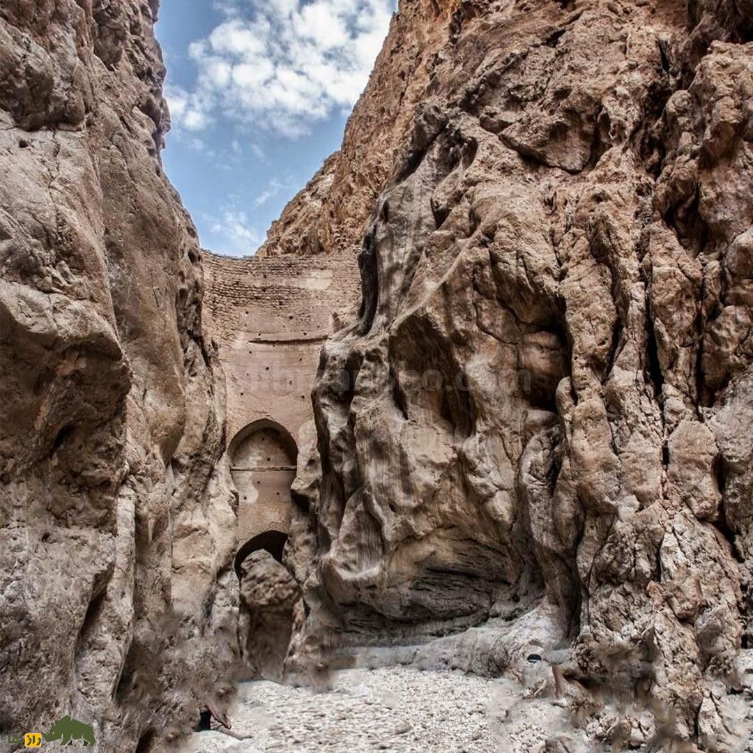 طاق شاه عباسی: قدیمیترین، نازکترین و بلندترین سد جهان در کویر طبس که روی دیواره طاق نقوش ۷۰۰۰ ساله دارد طاق شاه عباسی