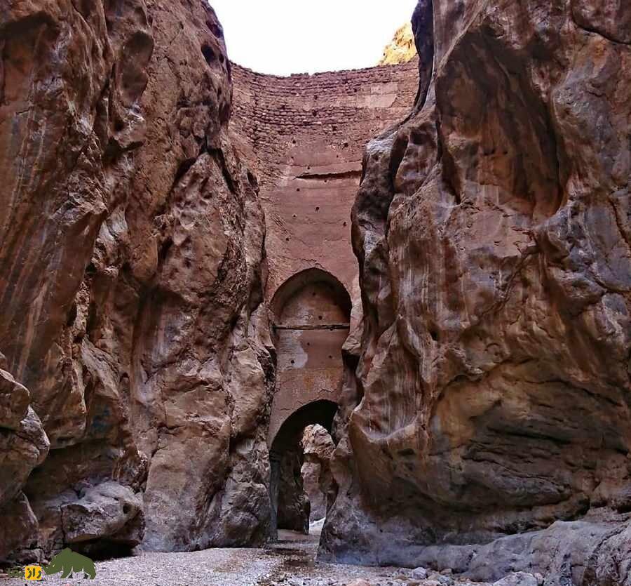 طاق شاه عباسی: قدیمیترین، نازکترین و بلندترین سد جهان در کویر طبس که روی دیواره طاق نقوش ۷۰۰۰ ساله دارد طاق شاه عباسی