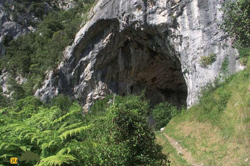غار سرخ اسپانیا؛ غار بسیار اسرارآمیز که قبر یک زن ۴۰ ساله ۱۸ هزار سال پیش با رنگآمیزی قرمز و عجیب در آن پیدا شد غار سرخ اسپانیا