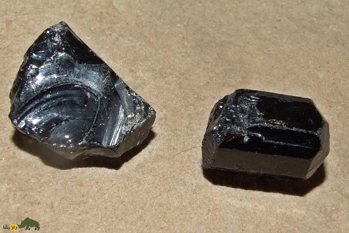 تورمالین سیاه؛ سنگ فنگشویی و مدیتیشن و عاشقان گوتیک که یک محافظ طبیعی است که در یین نسل «زد» بسیار محبوب است تورمالین سیاه