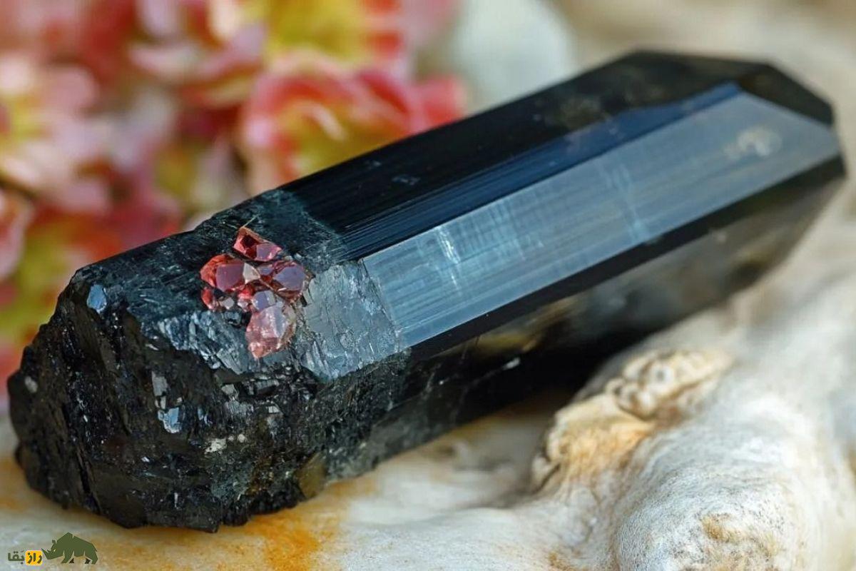 تورمالین سیاه؛ سنگ فنگشویی و مدیتیشن و عاشقان گوتیک که یک محافظ طبیعی است که در یین نسل «زد» بسیار محبوب است تورمالین سیاه