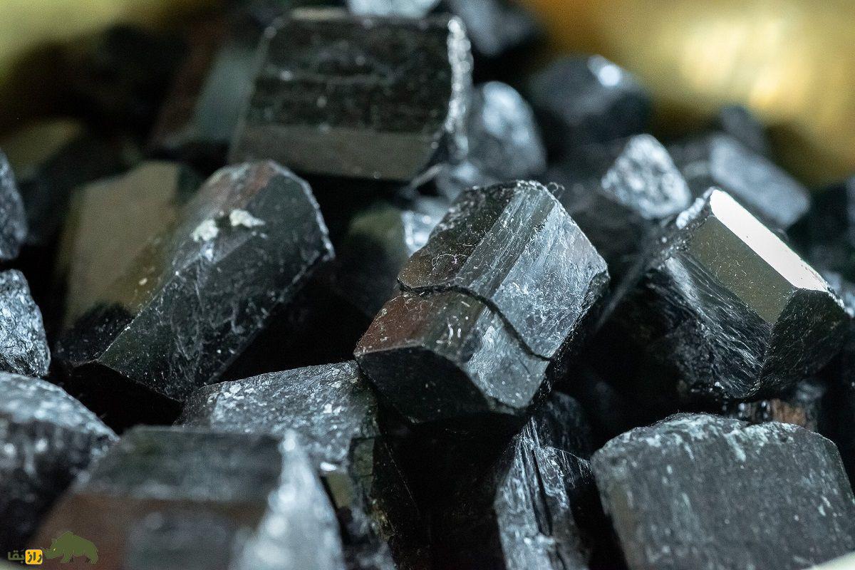 تورمالین سیاه؛ سنگ فنگشویی و مدیتیشن و عاشقان گوتیک که یک محافظ طبیعی است که در یین نسل «زد» بسیار محبوب است تورمالین سیاه