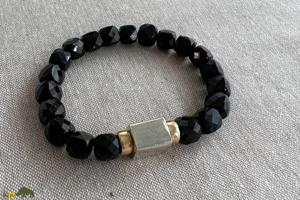 تورمالین سیاه؛ سنگ فنگشویی و مدیتیشن و عاشقان گوتیک که یک محافظ طبیعی است که در یین نسل «زد» بسیار محبوب است تورمالین سیاه