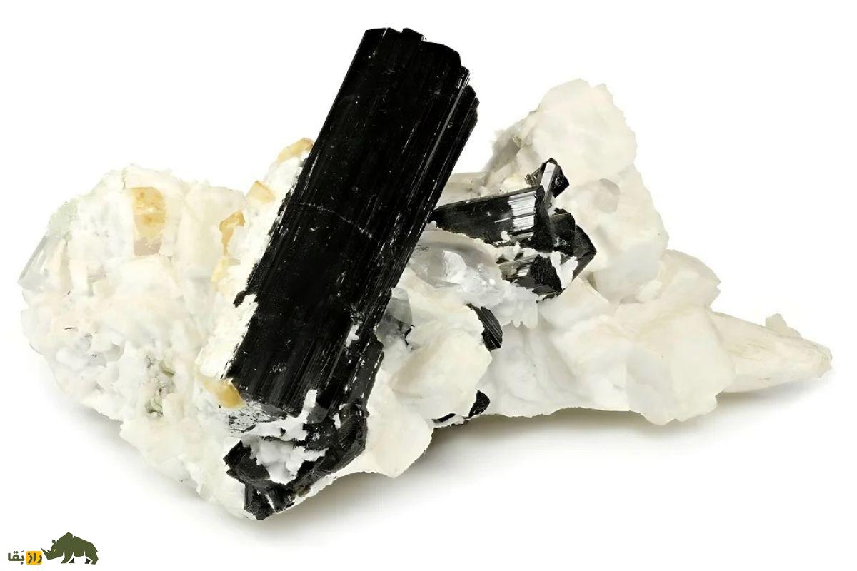 تورمالین سیاه؛ سنگ فنگشویی و مدیتیشن و عاشقان گوتیک که یک محافظ طبیعی است که در یین نسل «زد» بسیار محبوب است تورمالین سیاه