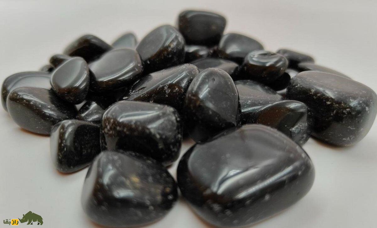 تورمالین سیاه؛ سنگ فنگشویی و مدیتیشن و عاشقان گوتیک که یک محافظ طبیعی است که در یین نسل «زد» بسیار محبوب است تورمالین سیاه