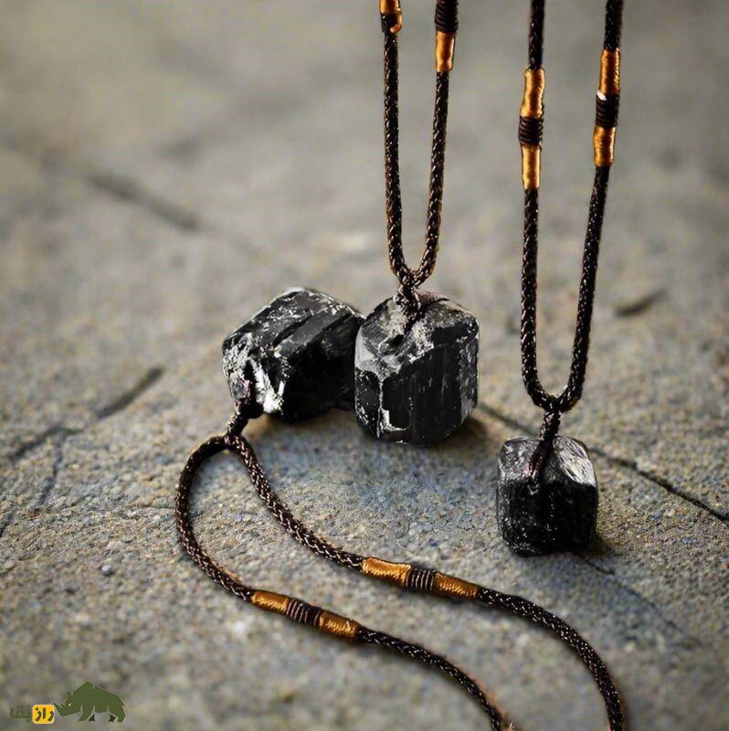تورمالین سیاه؛ سنگ فنگشویی و مدیتیشن و عاشقان گوتیک که یک محافظ طبیعی است که در یین نسل «زد» بسیار محبوب است تورمالین سیاه