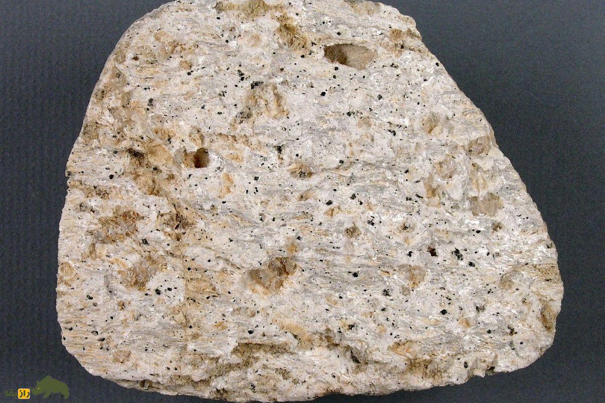 سنگ پای قزوین؛ سنگ معروف ایرانی و نماد انسانهای پررو و گستاخ که قطب تولید آن شهرستان قروه کردستان است سنگ پای قزوین