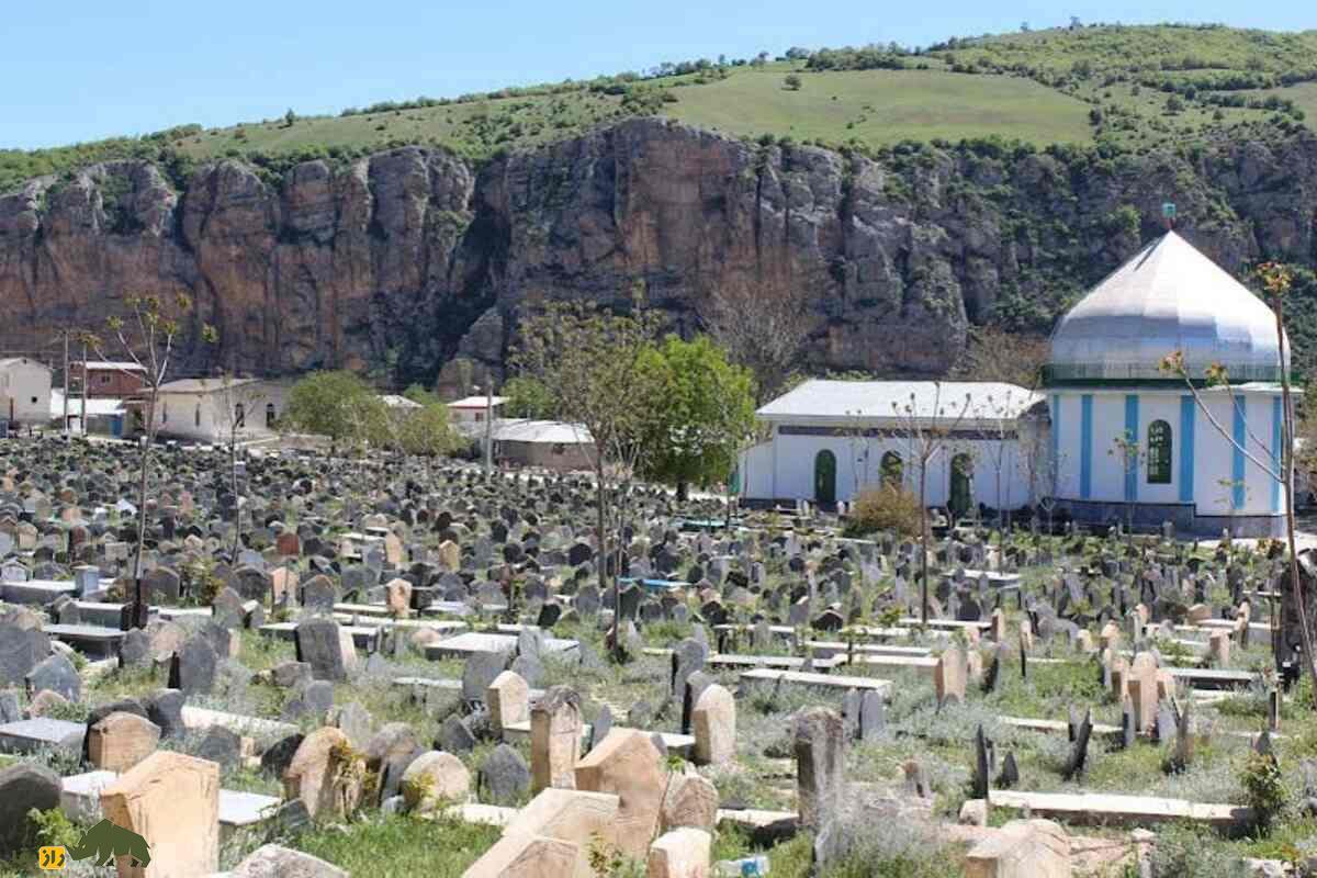 گورستان سفیدچاه؛ نخستین قبرستان مسلمانان ایران با سنگ‌نوشته‌هایی که حرف می‌زنند!