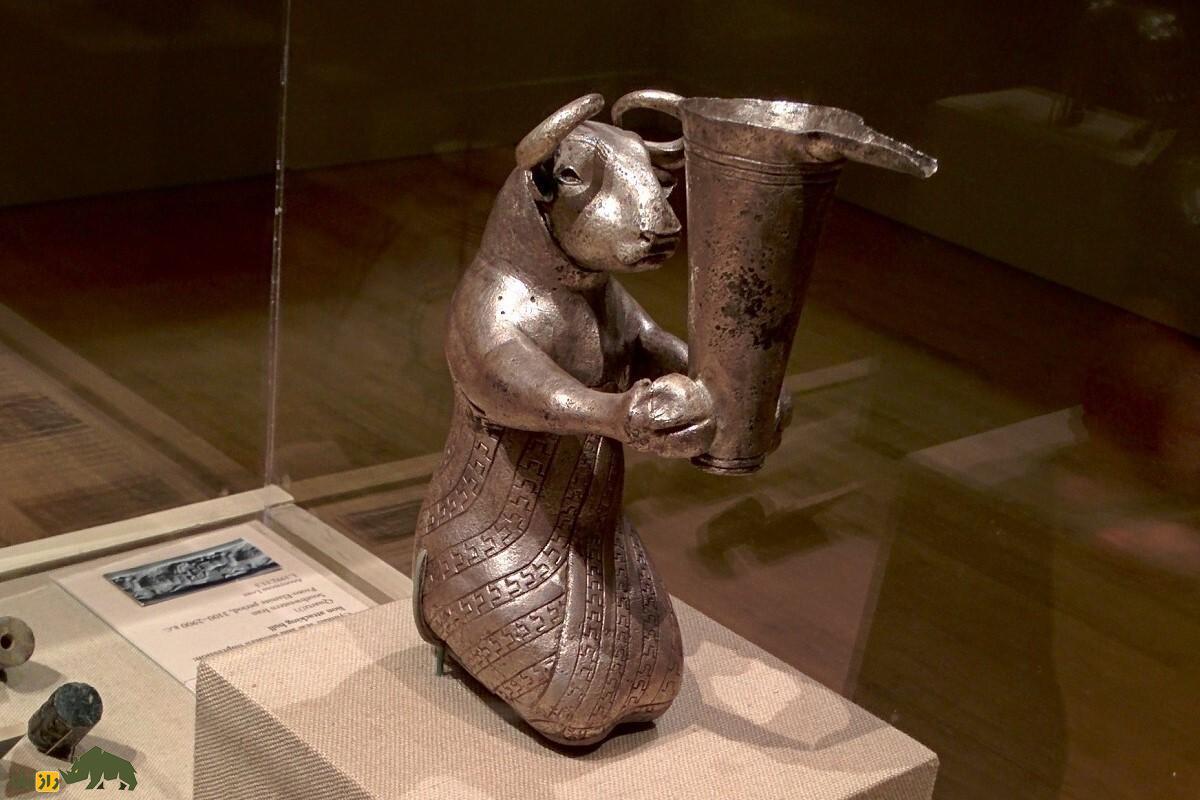 گاو زانوزده با ظرف دهانهدار؛ عتیقهای مرموز و ۳۰۰۰ سال قدمت که در شوش کشف شد و به نیویورک رفت