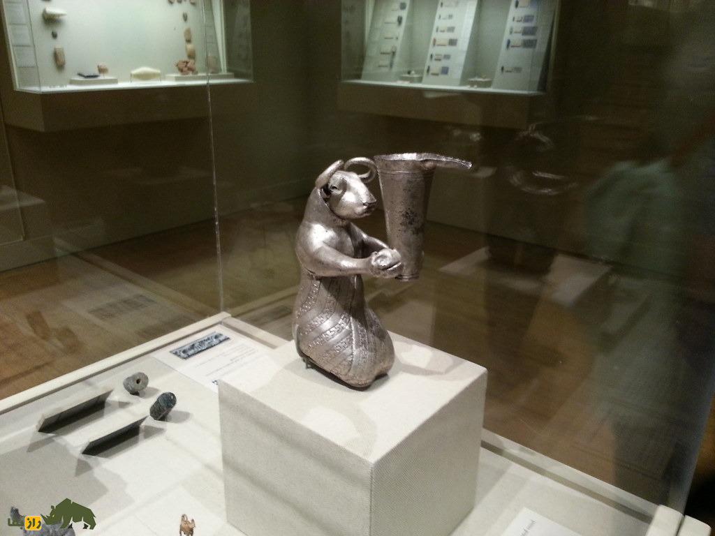 گاو زانوزده با ظرف دهانهدار؛ عتیقهای مرموز از تمدن ایلام با ظاهر انسان و حیوان و ۳۰۰۰ سال قدمت که در شوش کشف شد و به نیویورک رفت گاو زانوزده با ظرف دهانهدار