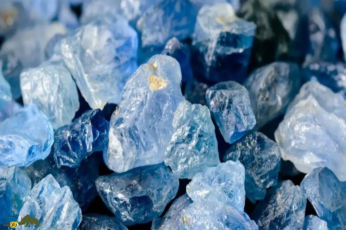 یاقوت کبود یا نیلَم؛ گوهر گرانبها با رنگهای شگفتانگیز و قیمت هر قیراط از ۴۵ میلیون تا بیش از ۱ میلیارد تومان قیمت دارد یاقوت کبود یا نیلَم؛ گوهر گرانبها با رنگهای شگفتانگیز و قیمت هر قیراط از ۴۵ میلیون تا بیش از ۱ میلیارد تومان قیمت دارد