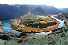 چشمه دیمه کوهرنگ؛ چشمه معروف به «آقا حیدر» که سالم‌ترین آب جهان را دارد و پوسیدگی دندان و عفونت را درمان می‌کند