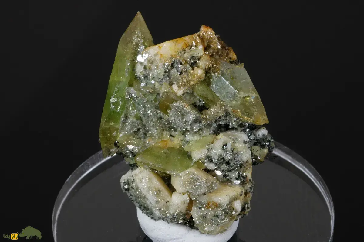 تیتانیت یا اسفِن؛ سنگ قیمتی و نادر معروف به «سنگ رنگینکمانی» که بیشترین درخشش نور را در بین سنگها دارد تیتانیت یا اسفِن