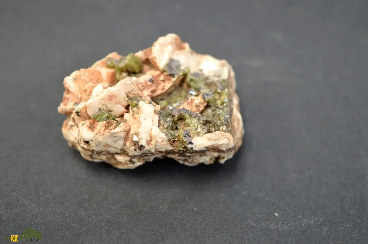 تیتانیت یا اسفِن؛ سنگ قیمتی و نادر معروف به «سنگ رنگینکمانی» که بیشترین درخشش نور را در بین سنگها دارد تیتانیت یا اسفِن