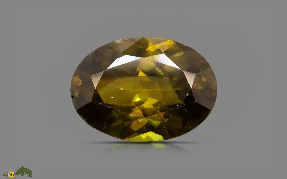 تیتانیت یا اسفِن؛ سنگ قیمتی و نادر معروف به «سنگ رنگینکمانی» که بیشترین درخشش نور را در بین سنگها دارد تیتانیت یا اسفِن