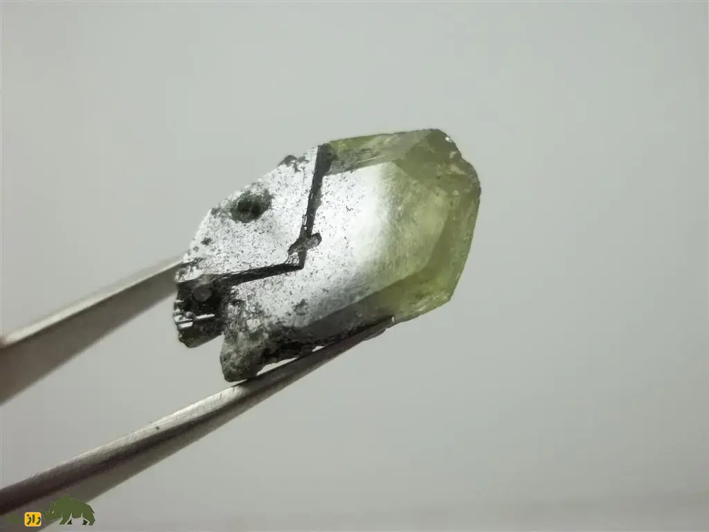 تیتانیت یا اسفِن؛ سنگ قیمتی و نادر معروف به «سنگ رنگینکمانی» که بیشترین درخشش نور را در بین سنگها دارد تیتانیت یا اسفِن