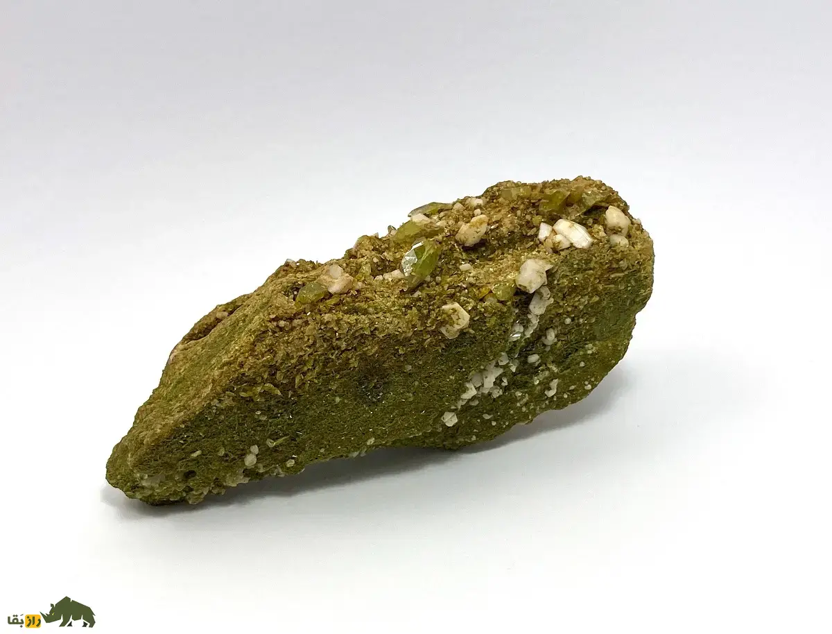 تیتانیت یا اسفِن؛ سنگ قیمتی و نادر معروف به «سنگ رنگینکمانی» که بیشترین درخشش نور را در بین سنگها دارد تیتانیت یا اسفِن