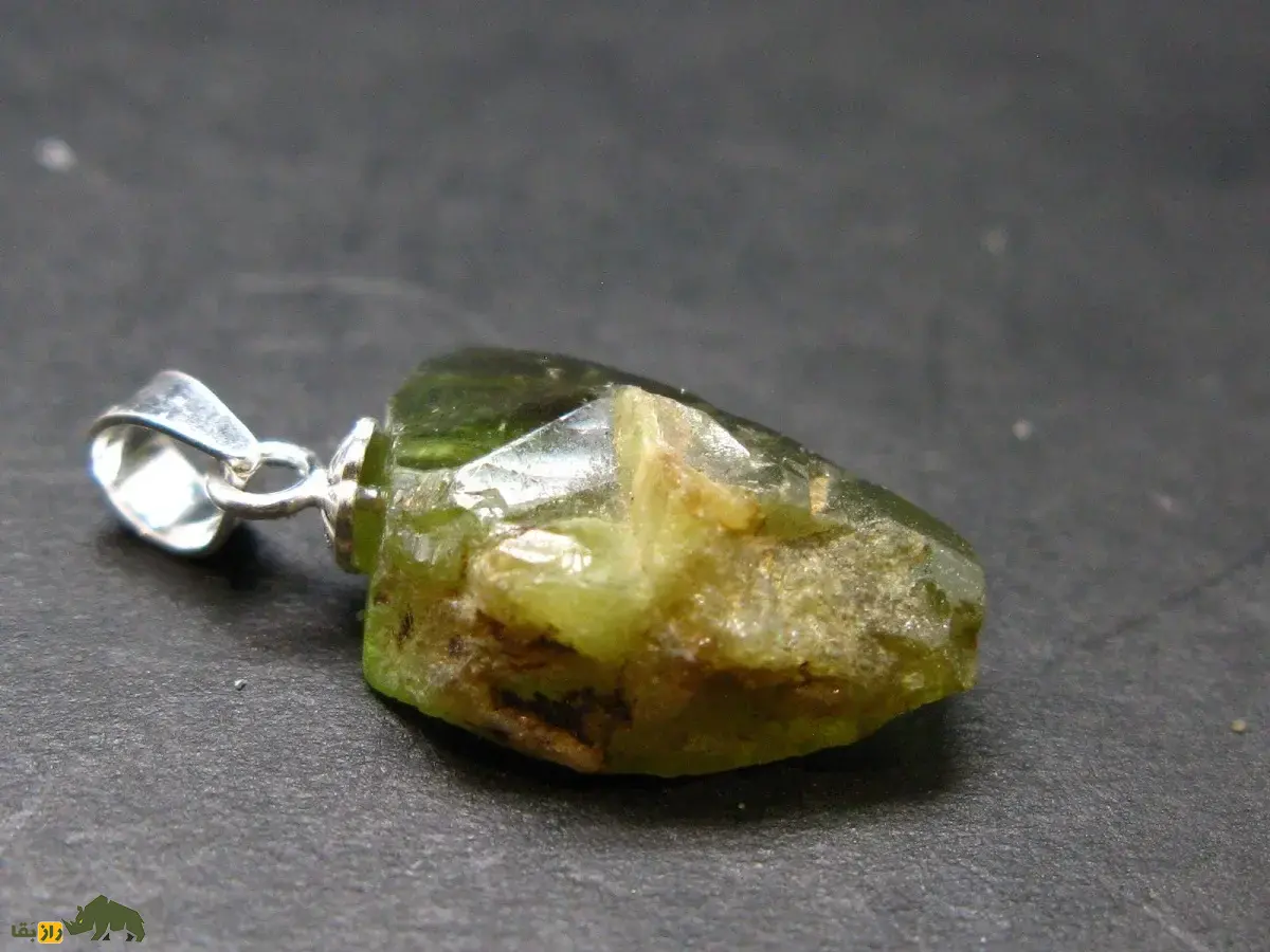 تیتانیت یا اسفِن؛ سنگ قیمتی و نادر معروف به «سنگ رنگینکمانی» که بیشترین درخشش نور را در بین سنگها دارد تیتانیت یا اسفِن