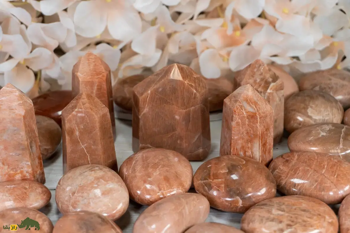 سنگ ماه یا هکاتولیت؛ سنگی شبیه مروارید که هندیهای باستان عاشق آن بودند و نقره را جذب و جنون را درمان میکند سنگ ماه یا هکاتولیت