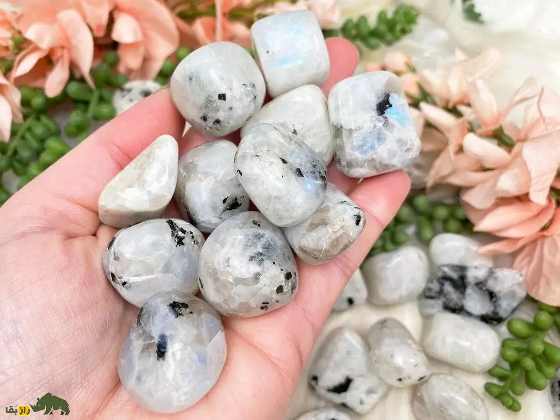 سنگ ماه یا هکاتولیت؛ سنگی شبیه مروارید که هندیهای باستان عاشق آن بودند و نقره را جذب و جنون را درمان میکند سنگ ماه یا هکاتولیت