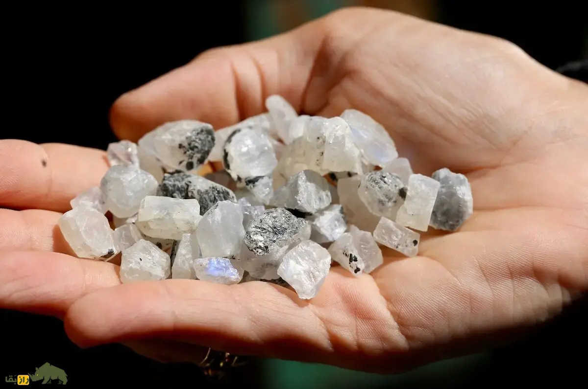 سنگ ماه یا هکاتولیت؛ سنگی شبیه مروارید که هندیهای باستان عاشق آن بودند و نقره را جذب و جنون را درمان میکند سنگ ماه یا هکاتولیت