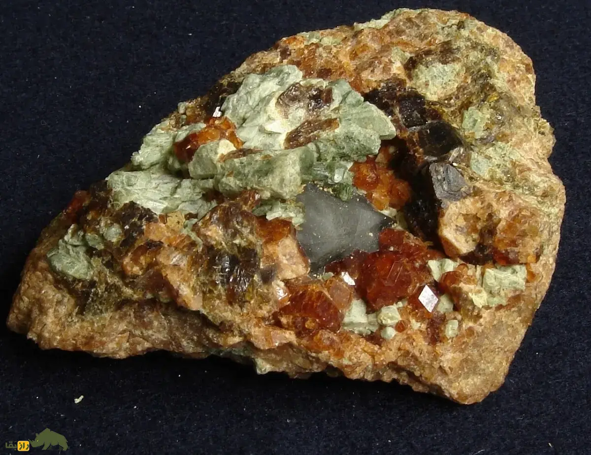 نارسنگ یا گارنت؛ گوهر قرمز باستانی و شبیه دانه انار که درخشش آن در خانه خبر مرگ میدهد نارسنگ یا گارنت