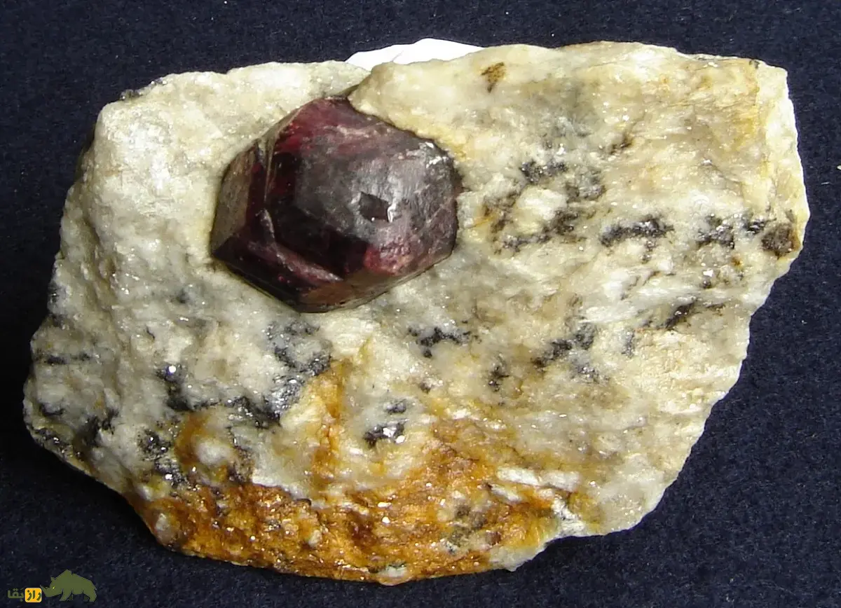 نارسنگ یا گارنت؛ گوهر قرمز باستانی و شبیه دانه انار که درخشش آن در خانه خبر مرگ میدهد نارسنگ یا گارنت