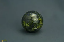 سرپانتینیت؛ سنگ معروف ایتالیایی با الگو‌های شبیه فلس مار که تریبون سازمان ملل متحد از آن ساخته شده است