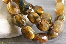 پیتریست؛ سنگ قیمتی و نادر معروف به «سنگ طوفان» با ظاهری شبیه چشم گربه‌ که در انسان آشوب درونی ایجاد می‌کند