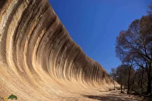 صخره موج؛ صخره‌ای شبیه امواج دریا از جنس گرانیت و رنگ‌های صورتی و نارنجی که هنوز راز آن کشف نشده است