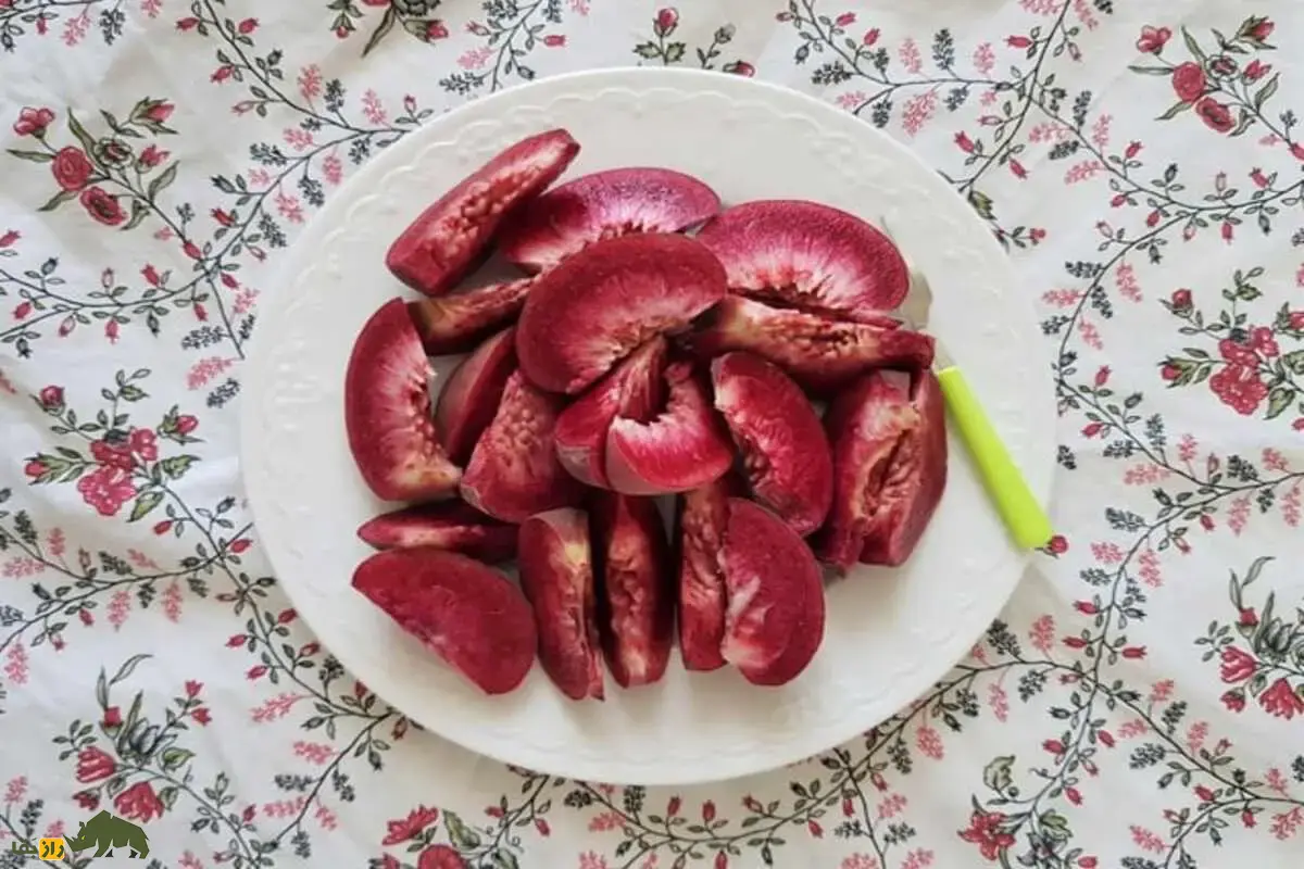 هلو خونی؛ میوه‌ای کمیاب با رنگ سرخ، طعمی دل‌انگیز و سازگار با اقلیم‌های مختلف ایران