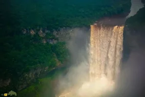 آبشار کائتور؛ بزرگترین آبشار قطره‌ای جهان با ارتفاع ۲۲۷ متر ارتفاع که ۵ برابر آبشار نیاگاراست