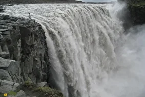 آبشار دتیفوس؛ قدرتمندترین آبشار اروپا معروف به «هیولای شمال» که شبیه یک منظره فرازمینی است و فیلم‌سازان هالیوود عاشق آن هستند