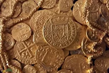 کشف یکی از بزرگترین گنجهای تاریخ آمریکا؛ صندوقچه بزرگ طلای قرن ۱۸ در «ساحل گنج» از دریا بیرون کشیده شد