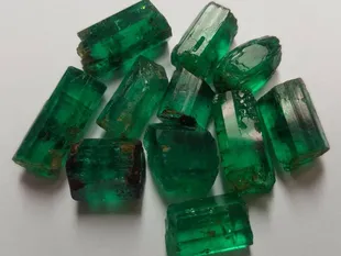 گنج سبزی که در محافل سلطنتی بسیار محبوب است؛ زمرد پنجشیر افغانستان چه تفاوتی با زمرد کلمبیا دارد و کدام‌ یک باارزش‌تر است؟