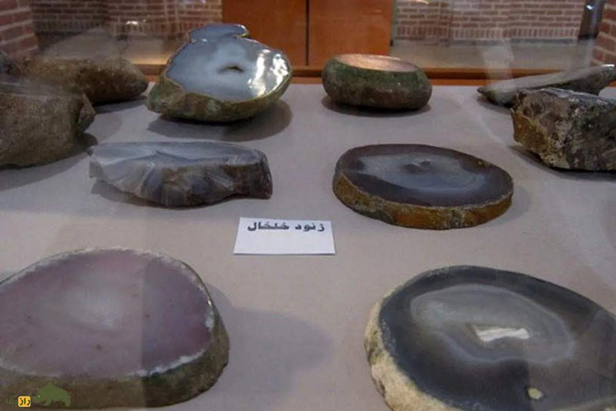 درخت عقیق اردبیل؛ درختی در منطقه ارشق اردبیل که مواد معدنی را به سنگ عقیق تبدیل می‌کند