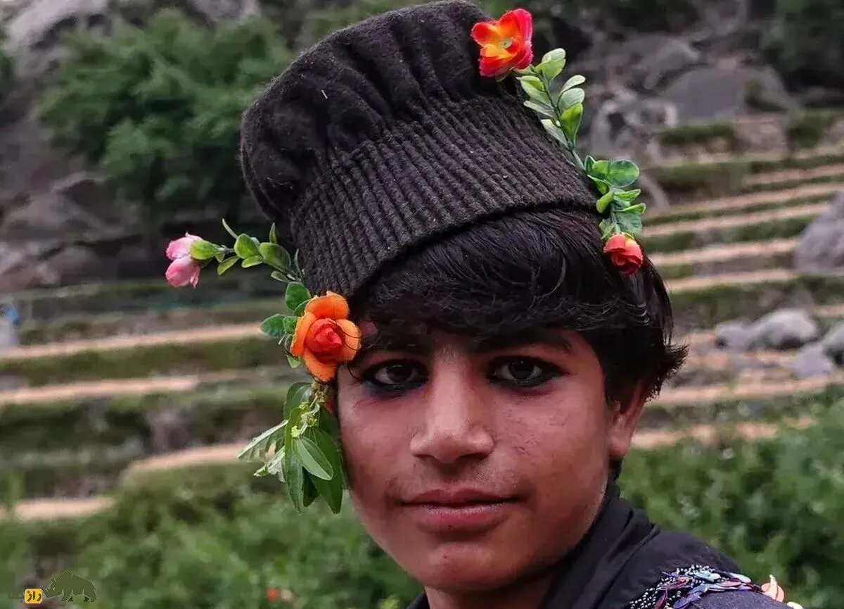 قوم پشه‌ای؛ طایفه‌ای مرموز در افغانستان که مردان آرایش زنانه می‌کنند و برخی از آنها تا چند نسل در خانه بزرگ می‌شوند و بیرون نمی‌روند